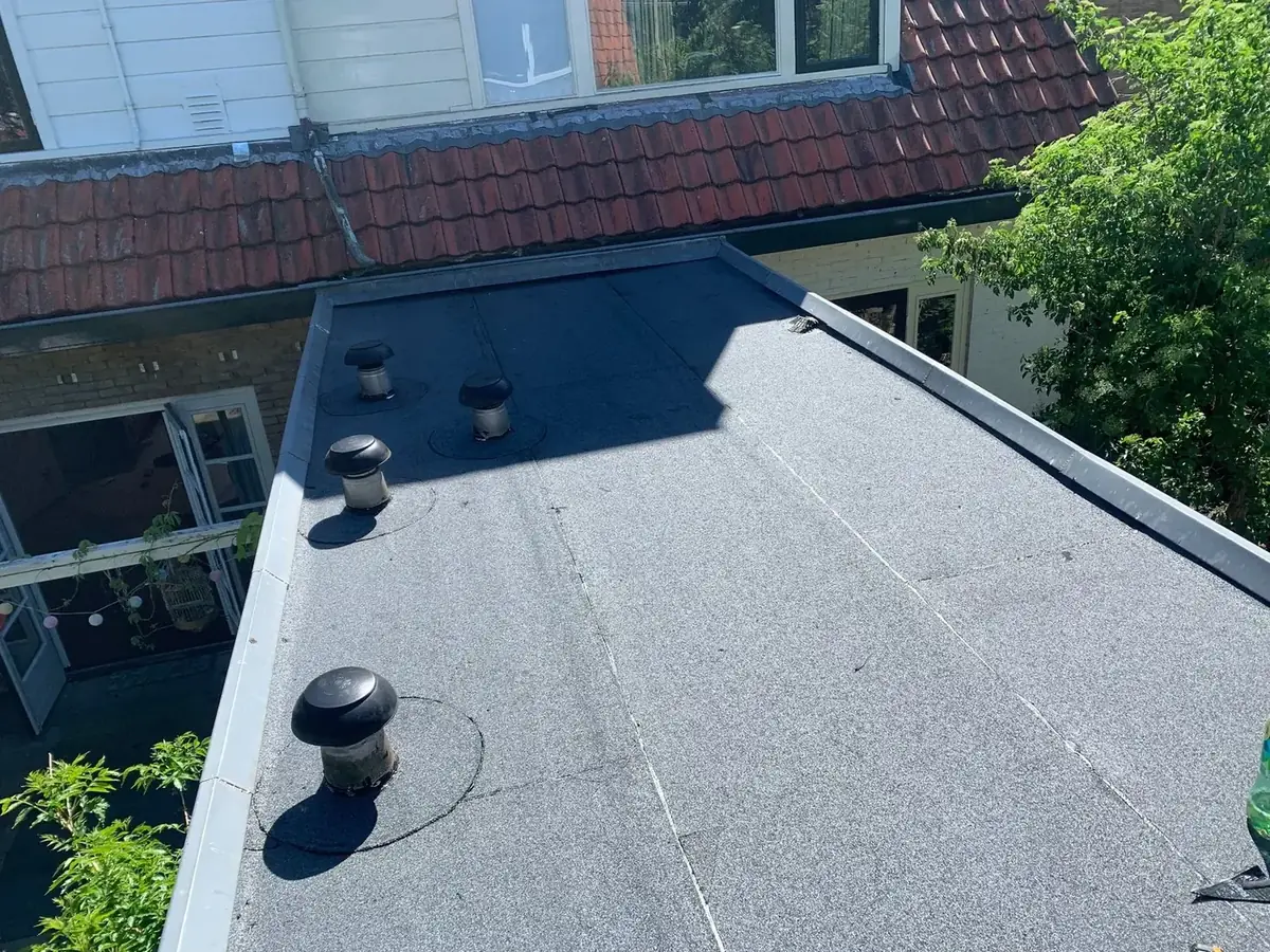 Nieuw bitumen platdak aangebracht door dakdekker De Kroon