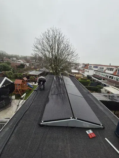 Bitumen dakbedekking onder zonnepanelen