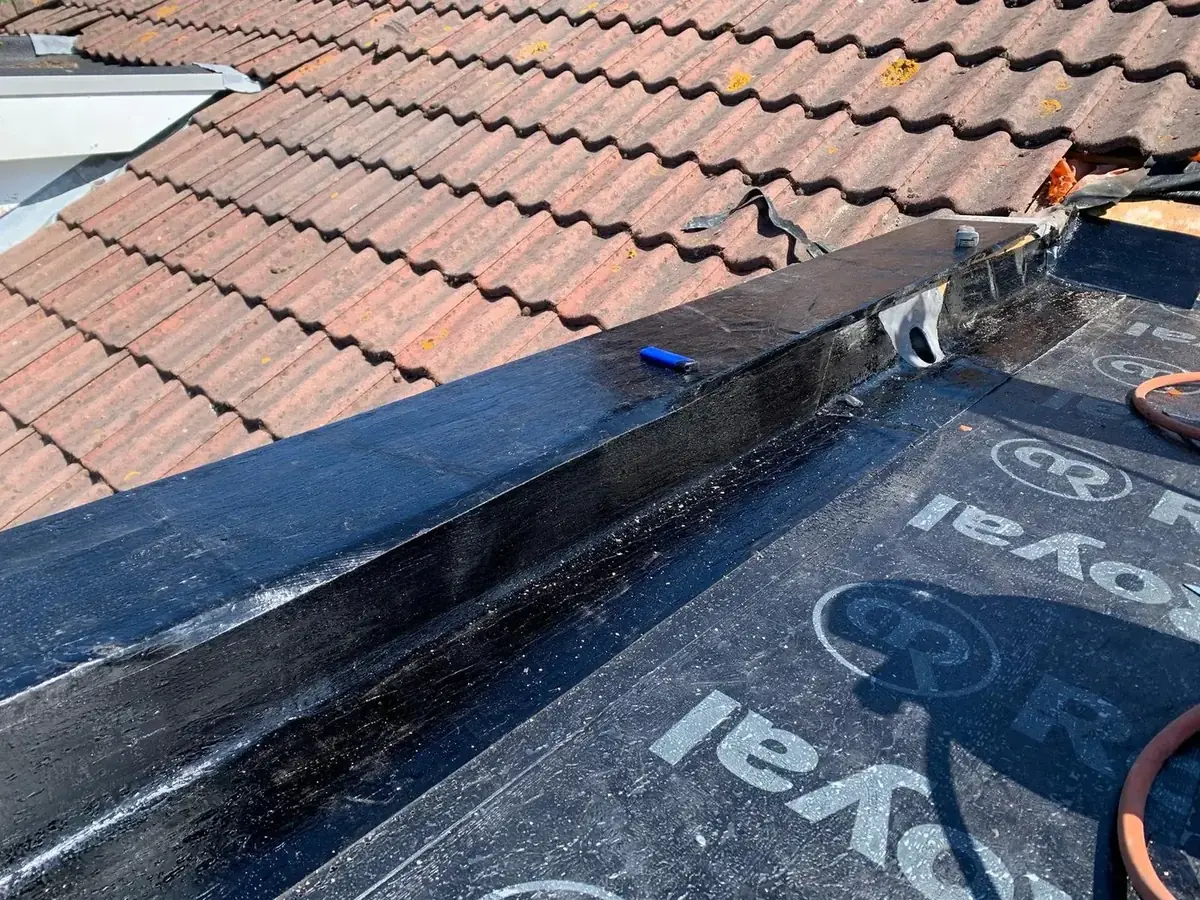 Dakkapel waterdicht gemaakt met bitumen aansluiting op pannendak — dakdekker Utrecht