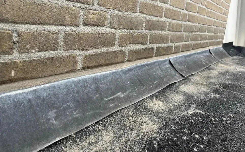 Nieuw lood- en zinkwerk aansluiting tegen gevel